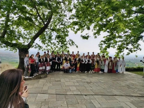 Εφηβικό τμήμα με Εκκλησιαστικό εφηβικό χορευτικό από το Μπαρ Μαυροβουνίου